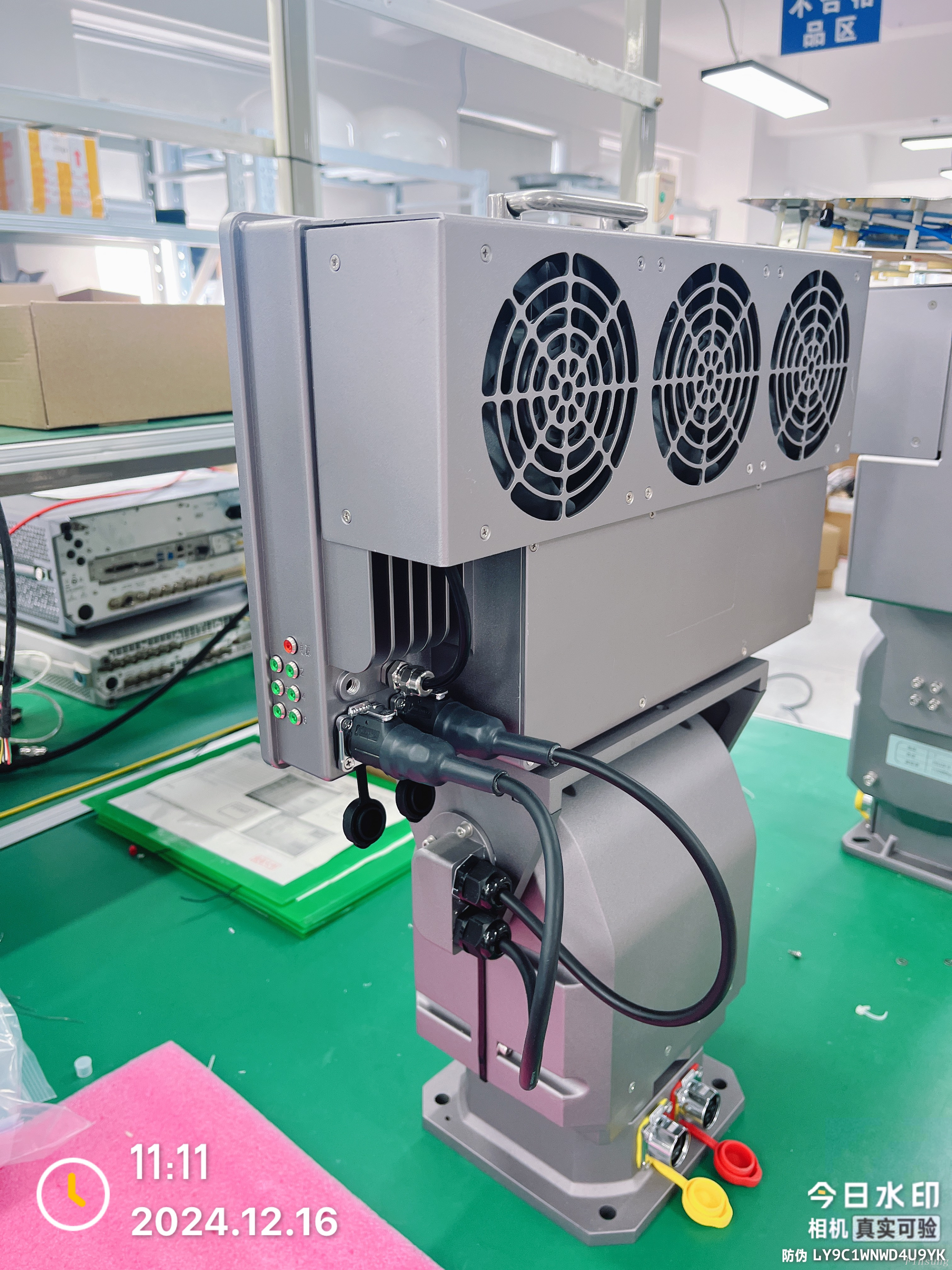 Vehículo con sistema de defensa de drones